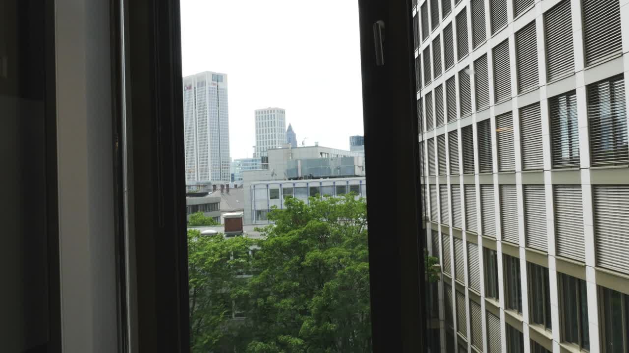 이웃 창문에서 프랑크푸르트 건물