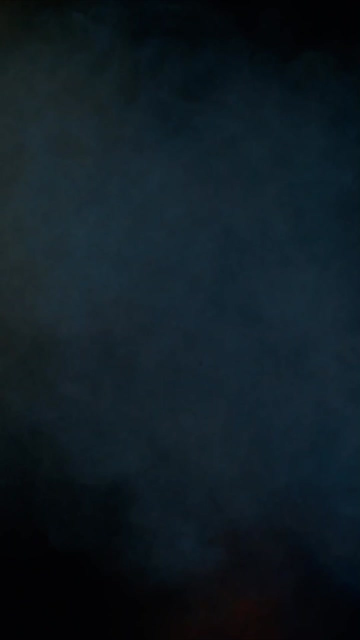 Humo Abstracto y Colorido Fluyendo sobre un Fondo Oscuro