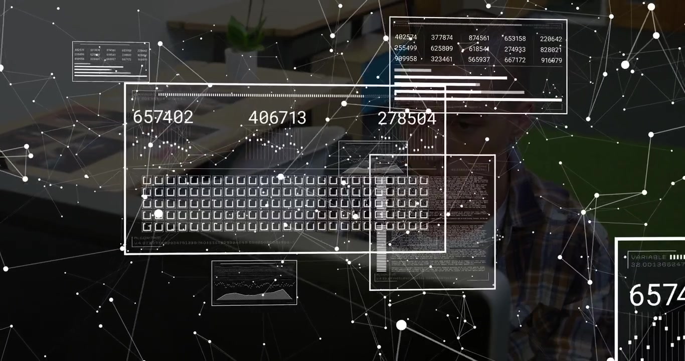 Datapro sitter ved skrivebordet, systemet starter opp nettverksoverlegg mens HUD oppdaterer ID-er og overvåker data