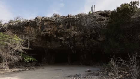 洞穴上有古老的印地安人铭文 住在bonaire