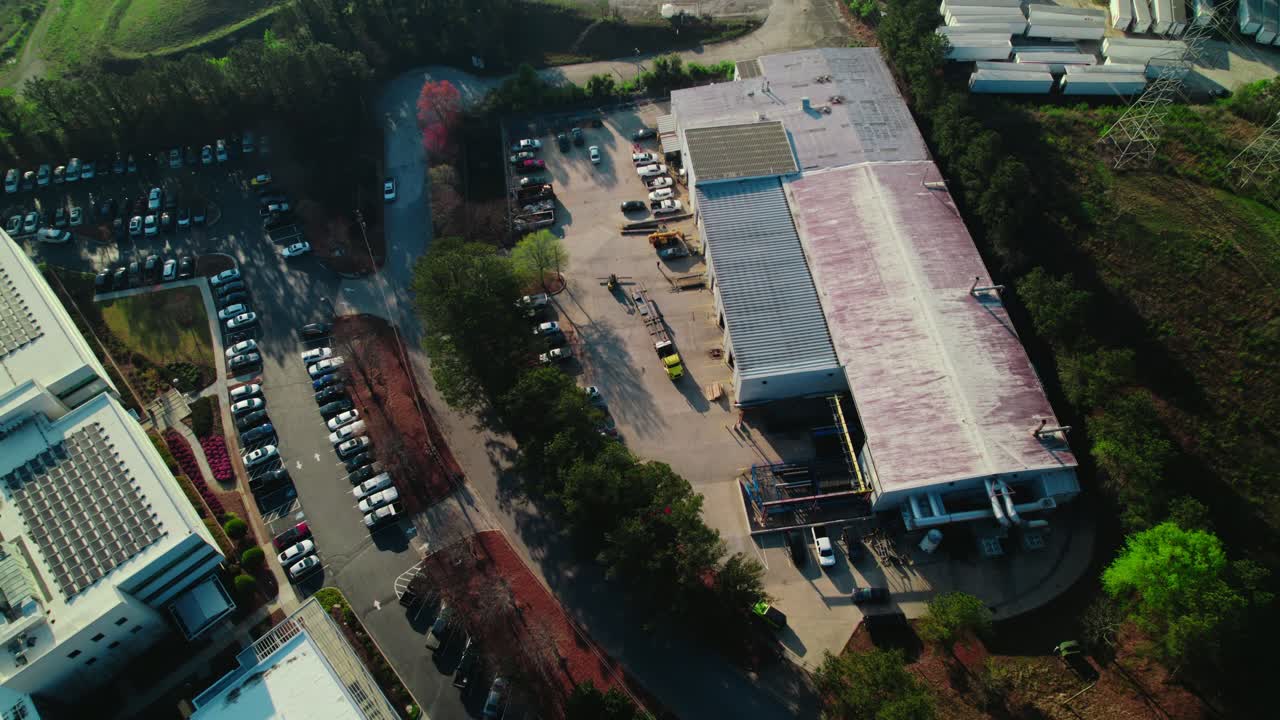 el conductor de la carretilla elevadora descarga barras de acero de un camión de placas amarillas en el almacén del remitente en el sur de atlanta, georgia, estados unidos