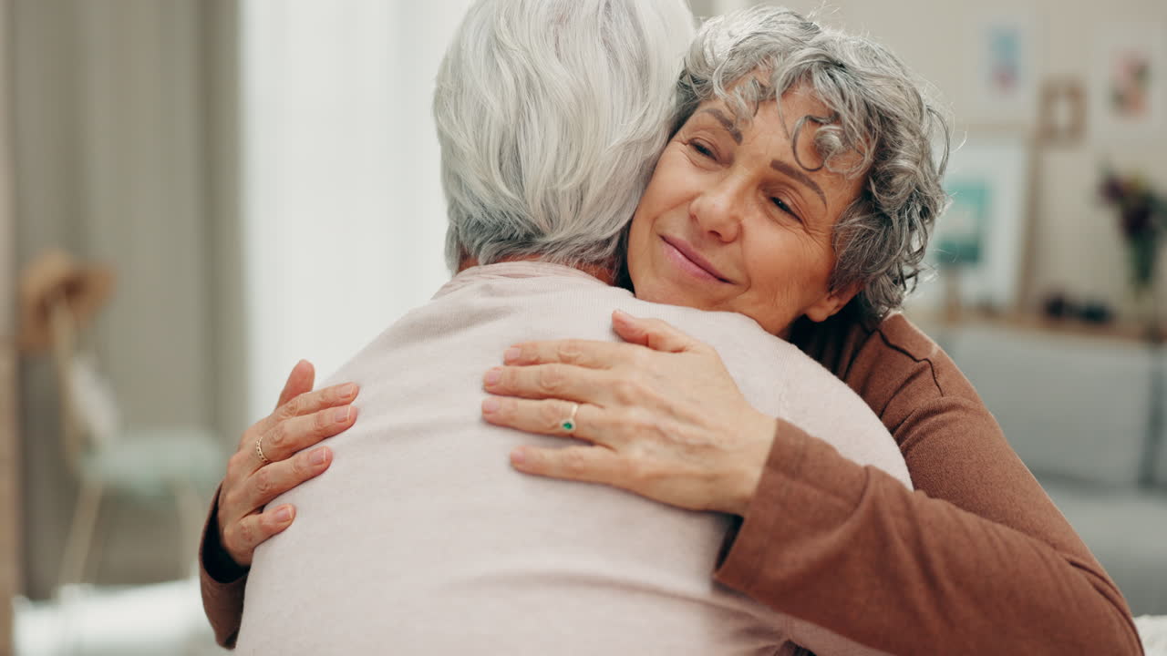 Supporto, viso e abbraccio tra amici anziani in pensione