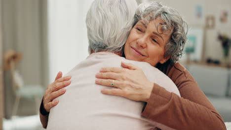 Apoyo,-Cara-Y-Abrazo-De-Amigos-Mayores-En-La-Jubilación