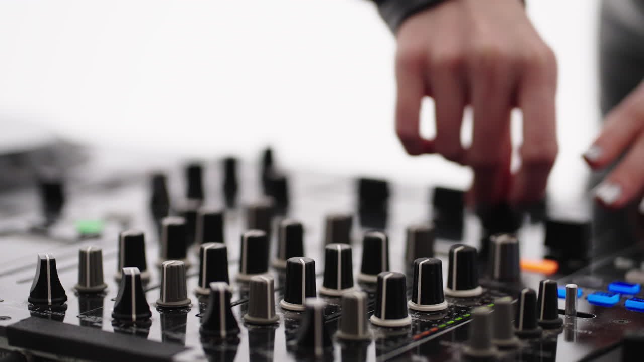 dj mezclando música en un mezclador