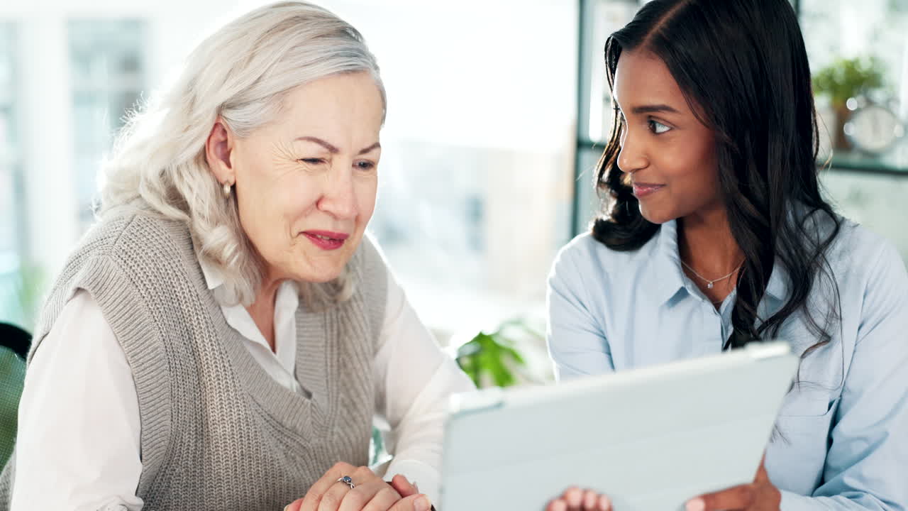 mujer de negocios, gerente y tableta para consejos