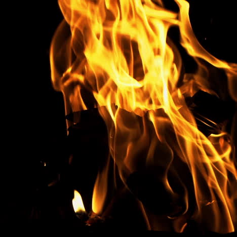 vuur. brandend hout in slow motion.
