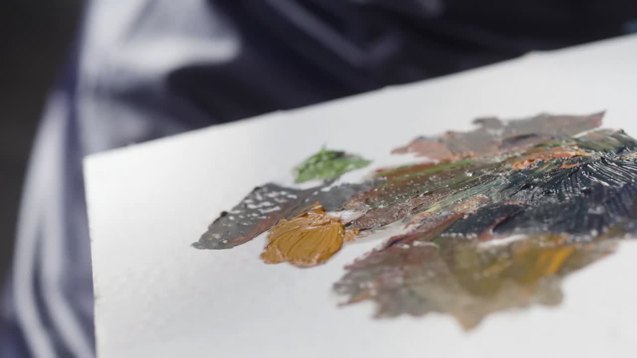 오일 페인트 를 가진 예술가 의 패