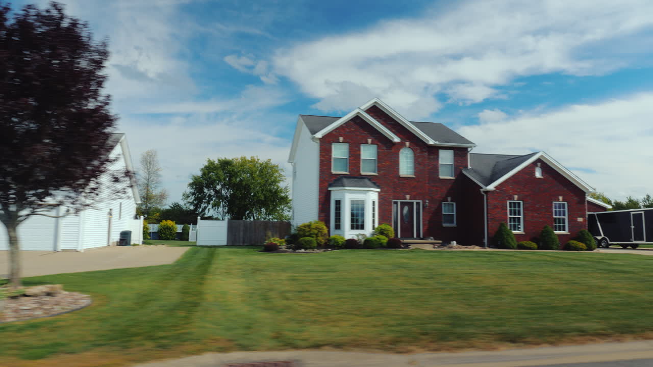 Ride Along Typical American Suburbs - Well-Groomed Lawns And Houses