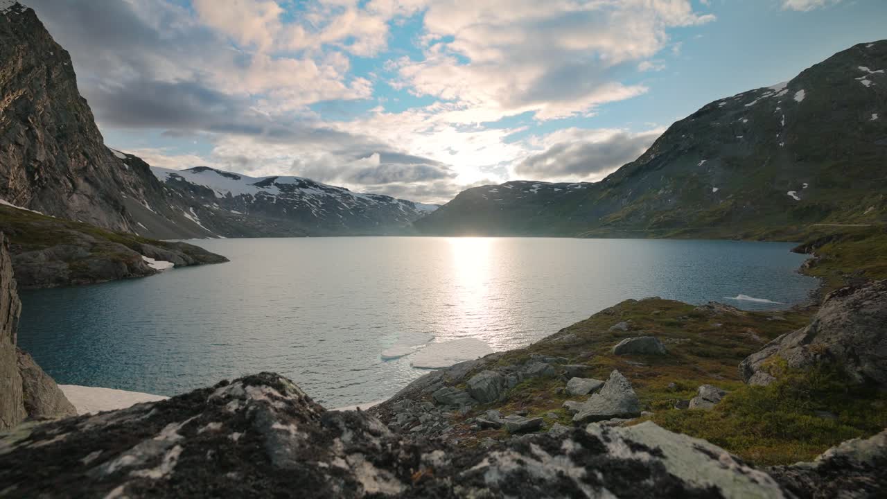 Solnedgang mod de norske fjelde. Smukt naturlandskab i Norge
