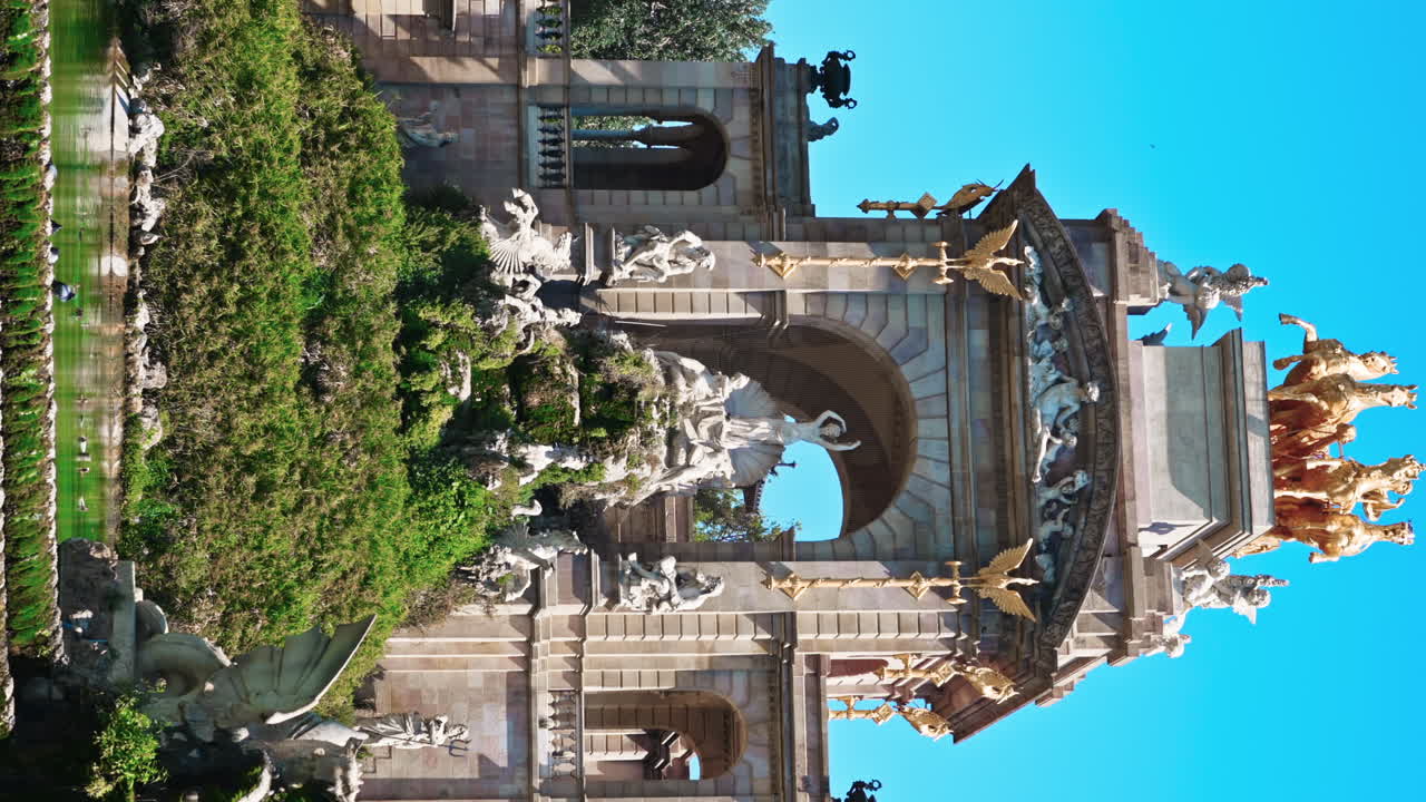 Fountain and arch with multiple statues on it in the Parc de la Ciutadella, Barcelona, Spain