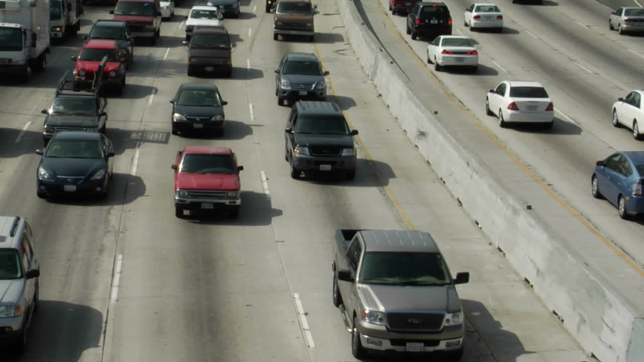 el tráfico se mueve lentamente a lo largo de una autopista muy transitada en los ángeles 19
