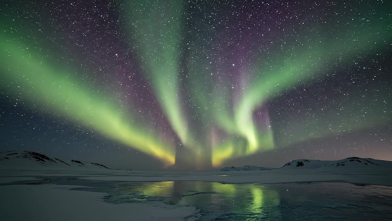 Vivaci aurore boreali su un paesaggio artico ghiacciato di notte.
