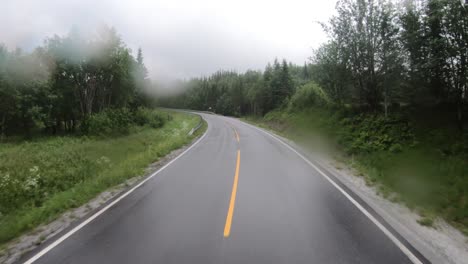 Blick-Aus-Dem-Auto-Bei-Regen-Auf-Nasser-Fahrbahn.-Autofahren-Auf-Einer-Straße-In-Norwegen