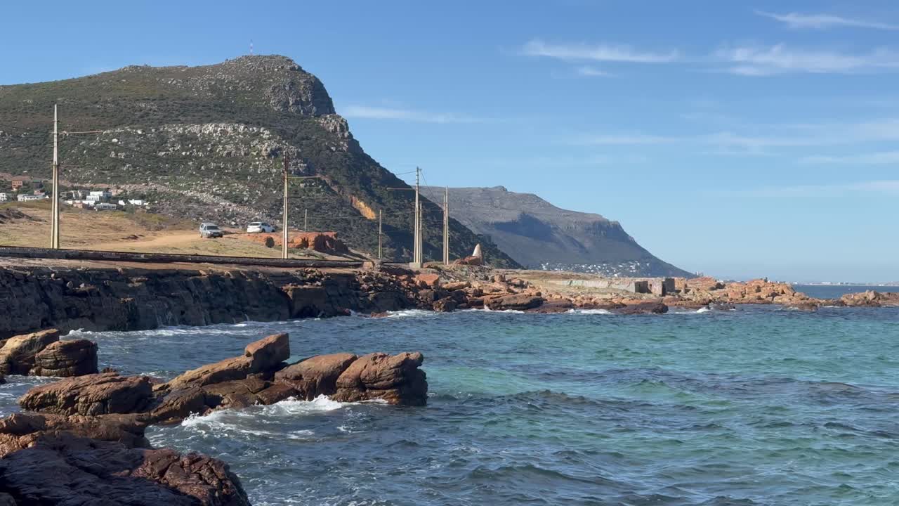 Vy över Glencairn Beach och berg i Kapstadens False Bay-område