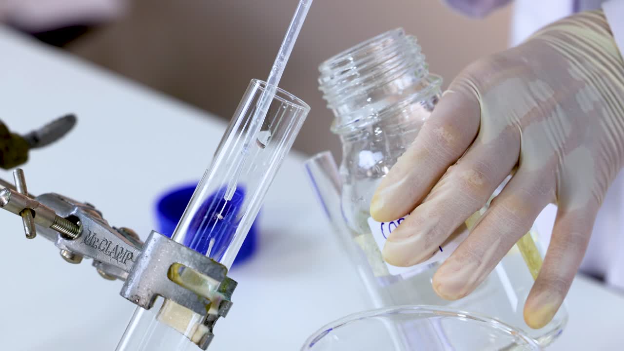 demostración de una reacción química en un entorno de laboratorio