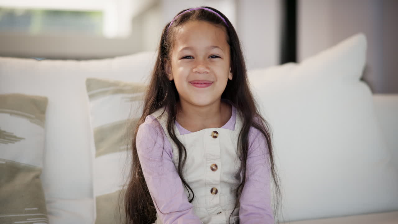 una chica sonriente en un sofá