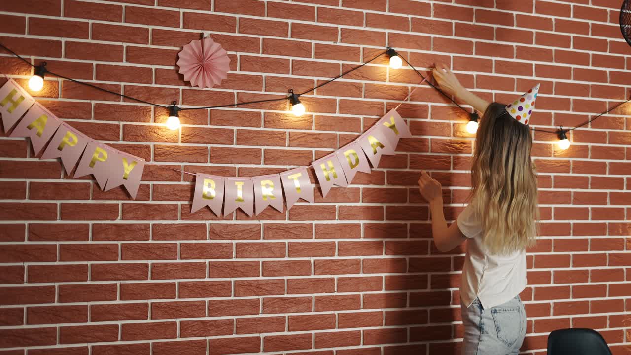la chica decora la habitación para las vacaciones