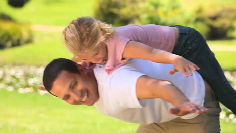 un joven jugando con su hija