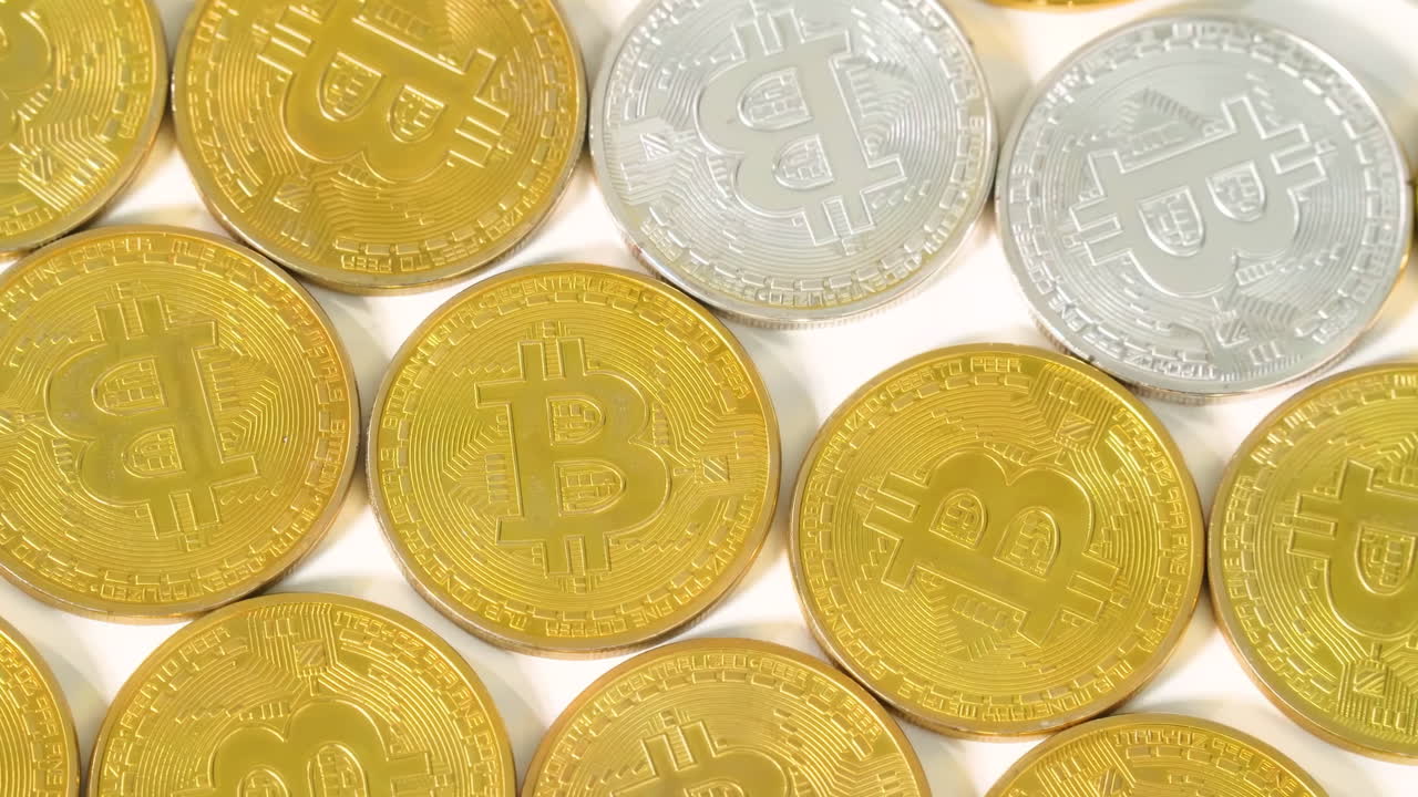 Bitcoin, moneta d'oro cripto BTC, valuta virtuale internet a livello mondiale, concetto di investimento finanziario che mostra pagamenti online di criptovalute, investimento finanziario digitale, tecnologia blockchain e mining.