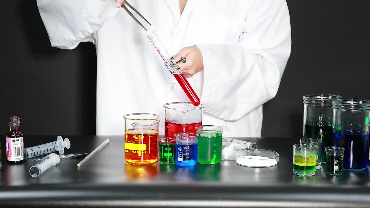 científico que lleva a cabo experimentos con líquidos coloridos
