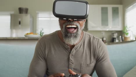 Vídeo-De-Un-Hombre-Afroamericano-Feliz-Usando-Auriculares-Vr-Y-Jugando-Videojuegos-En-Casa