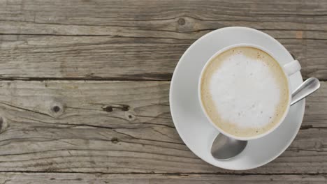 Video-Einer-Weißen-Tasse-Kaffee-Mit-Milch-Auf-Holzhintergrund