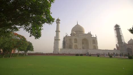 tracking shot of the taj mahal