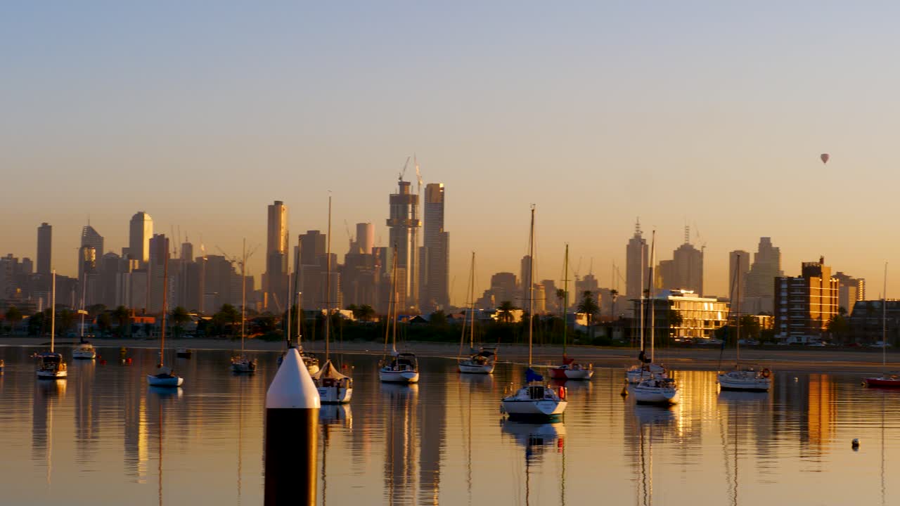 Barche a vela - Yacht che galleggia nel porto di St Kilda Pier all'alba in città, Melbourne