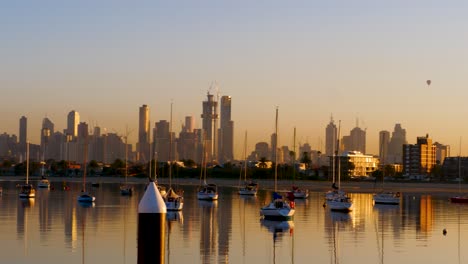 veleros - yate flotando en puerto st kilda pier city sunrise, melbourne