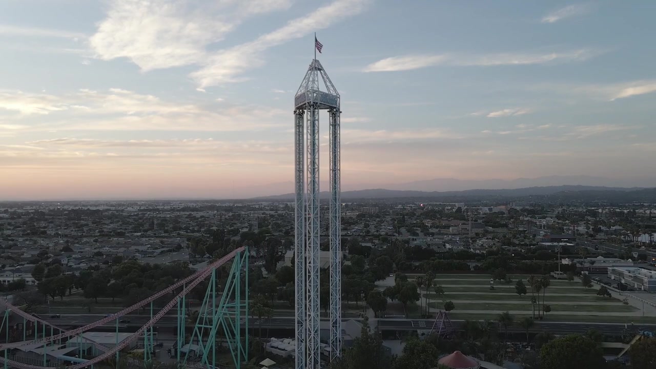 Riprese drone di uno skyline di un parco divertimenti nella California meridionale.