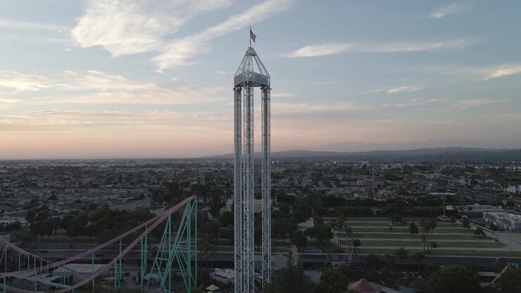 Riprese drone di uno skyline di un parco divertimenti nella California meridionale.