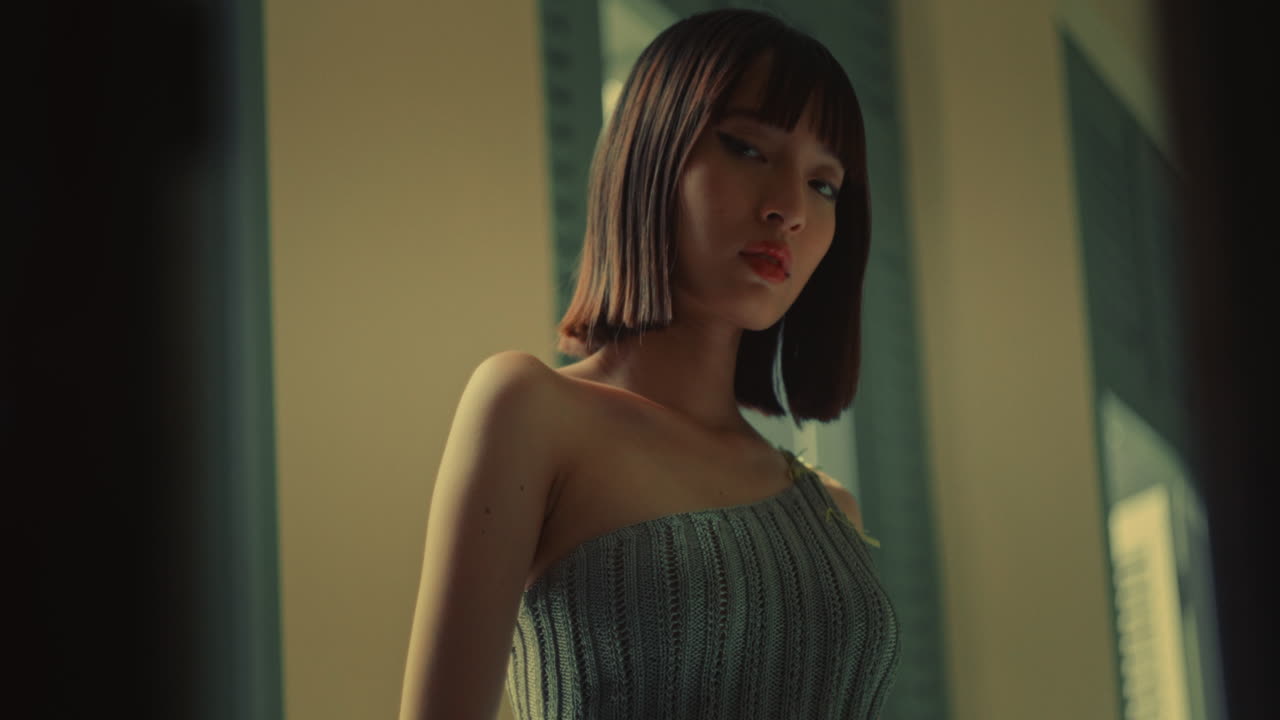 짧은 머리카락을 가진 은 패션 모델이 다양한 각도에서 포즈를 취합니다.