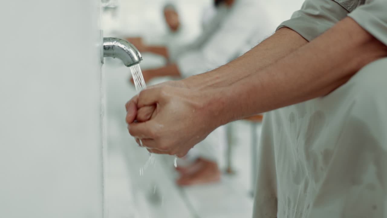 musulmán, comunidad y persona lavando las manos