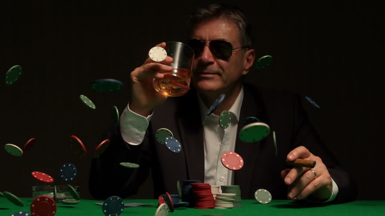 jugador fresco sentado detrás de las fichas lloviendo