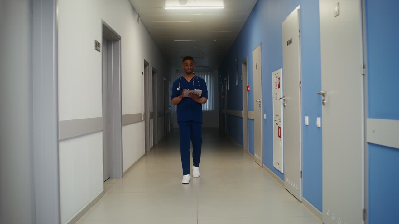 Doutor a caminhar pelo corredor do hospital.