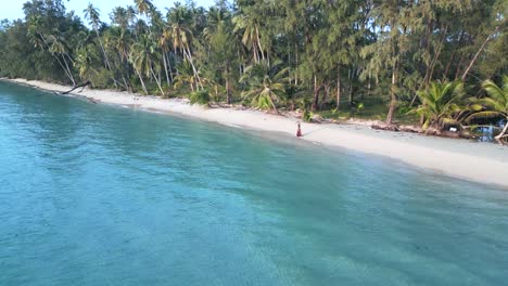 Frau-Mit-Kleid-Zu-Fuß-Am-Traumsandstrand