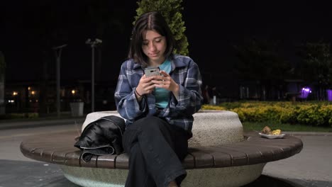 mujer disfrutando del teléfono
