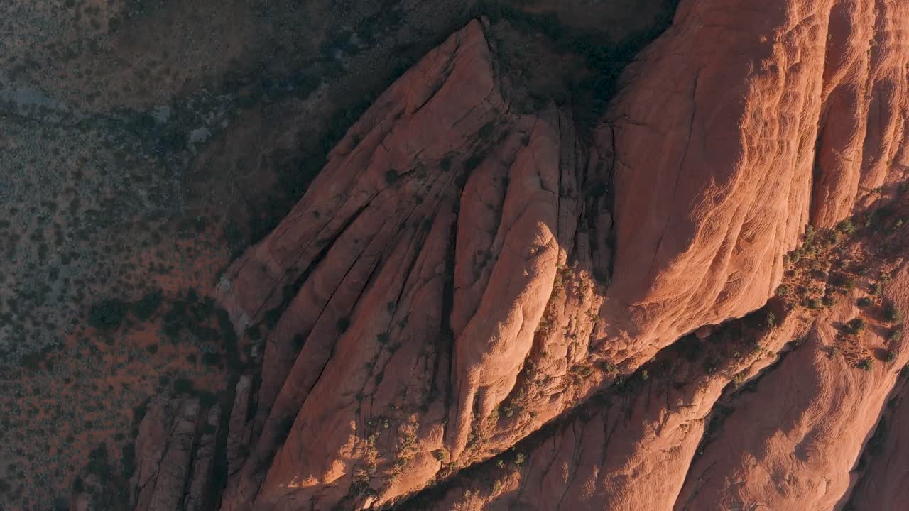 antena aérea de la puesta de sol sobre las rocas en el parque estatal snow canyon