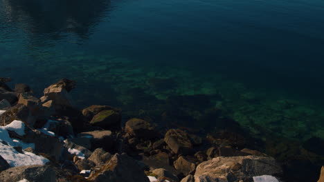 Filmische-Aufnahme-Von-Einem-Fjord-Zu-Bergen-In-Norwegen