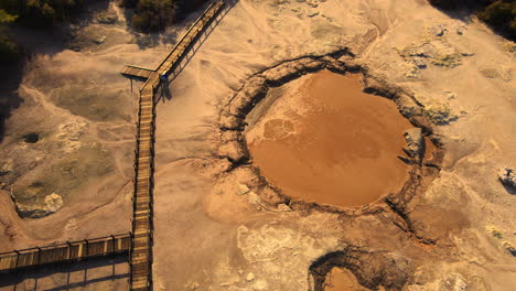 Drone-Sobre-Piscinas-De-Lodo-De-Lago-Volcánico