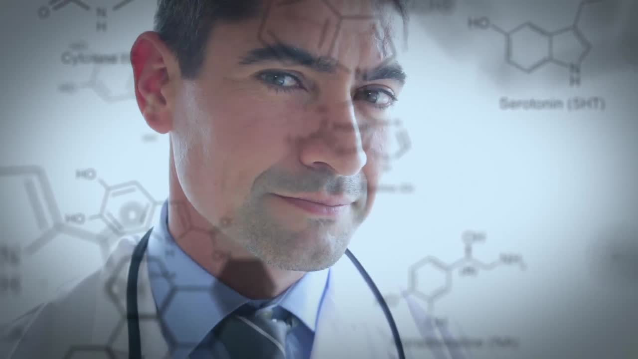 doctor con una ligera sonrisa