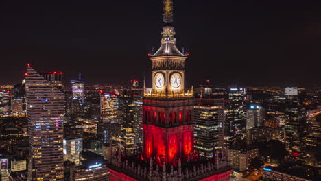 Retire-Imágenes-De-La-Parte-Superior-De-La-Histórica-Torre-De-Un-Edificio-Alto.-Hiperlapso-Del-Colorido-Paisaje-Urbano-Nocturno.-Varsovia,-Polonia