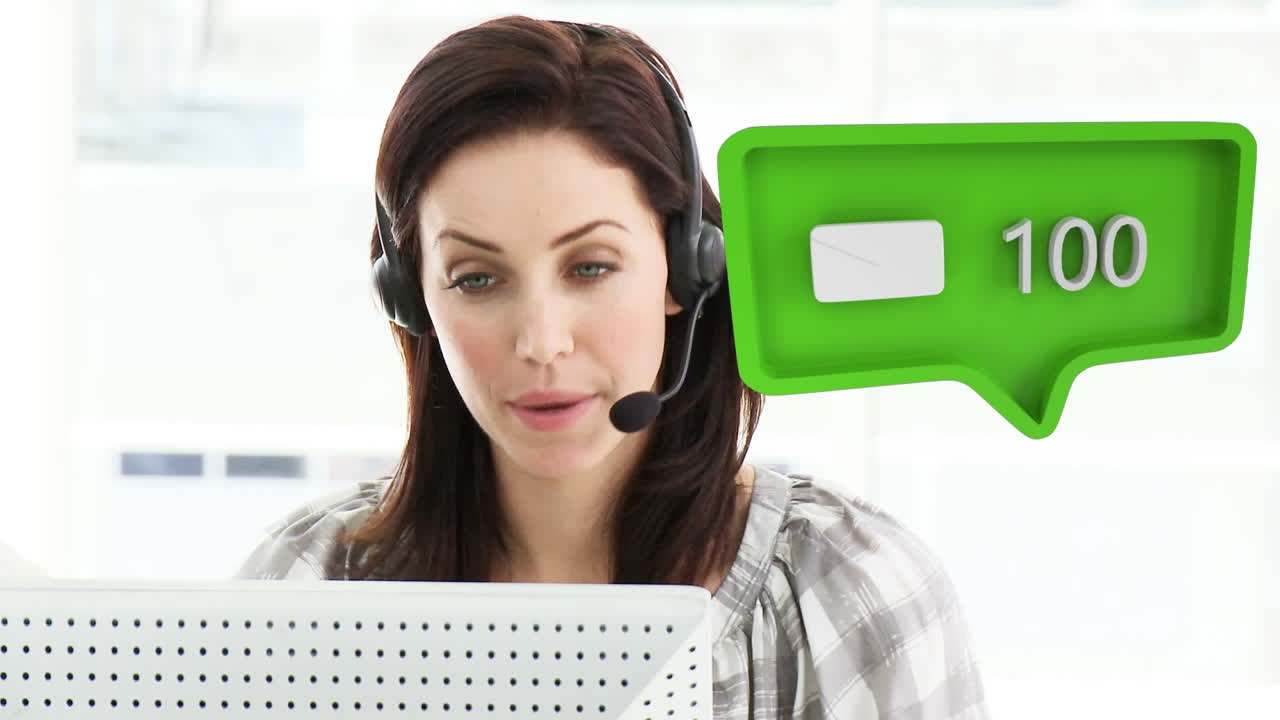 animación de iconos digitales sobre una mujer de negocios usando auriculares de teléfono