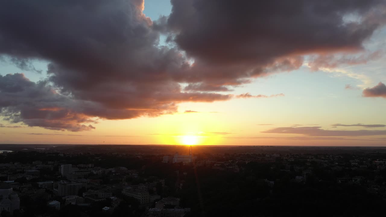 horizonte de kaunas en una espectacular noche de verano