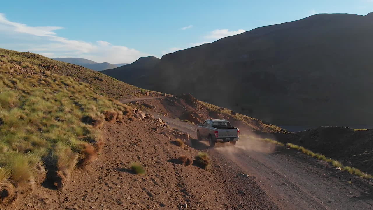 antena - camión en camino polvoriento, caviahue, patagonia argentina, cámara lenta hacia adelante
