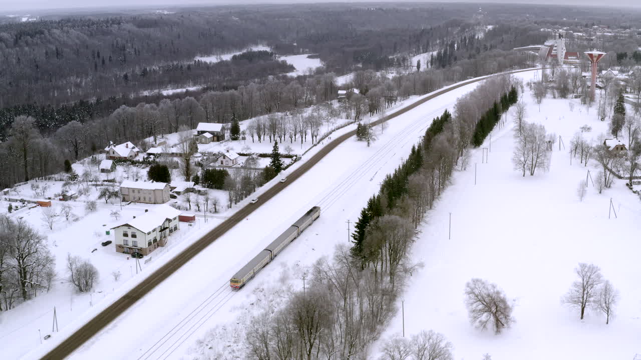 북유럽의 도시로 진입하는 기차 - 라트비아 - 시굴다