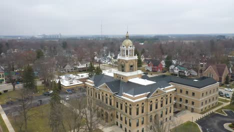 Palacio-De-Justicia-Histórico-En-El-Condado-De-Gratiot,-Extracción-De-Video-De-Drones-De-Michigan