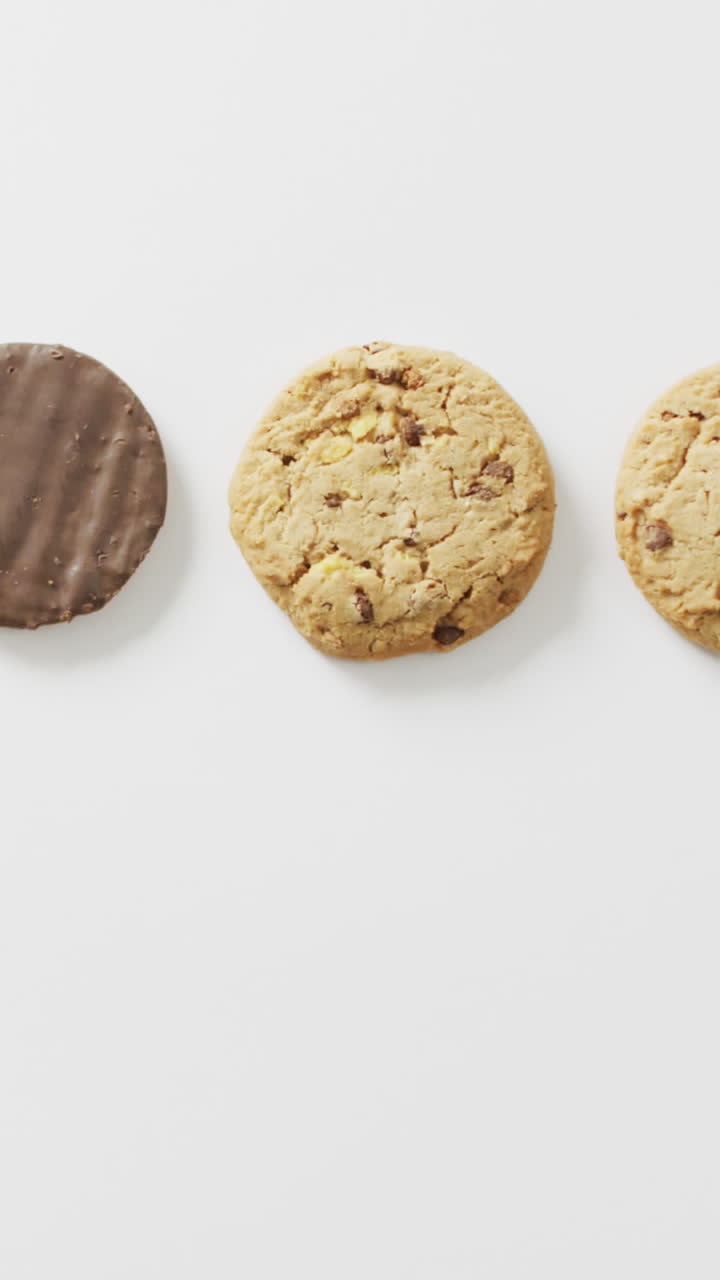 video de galletas con chocolate sobre un fondo blanco