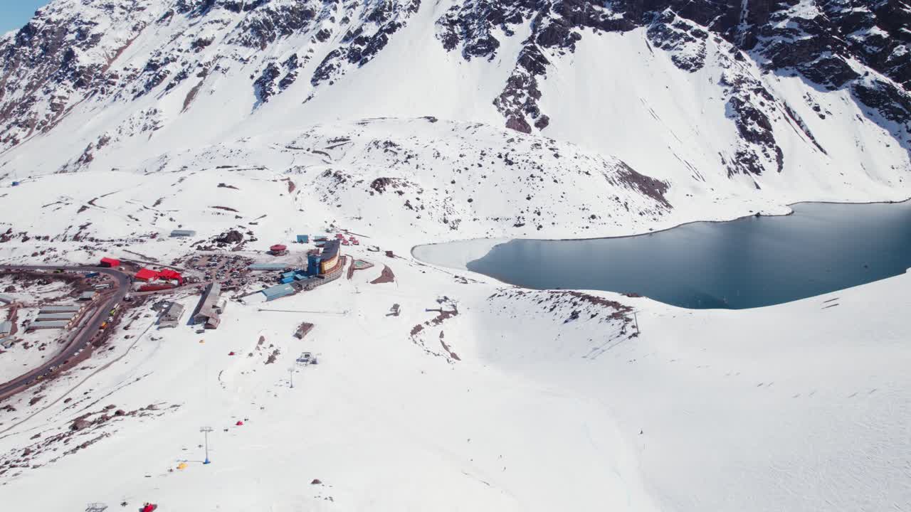 vista de la laguna del inca durante el invierno en portillo, chile - disparo de drones