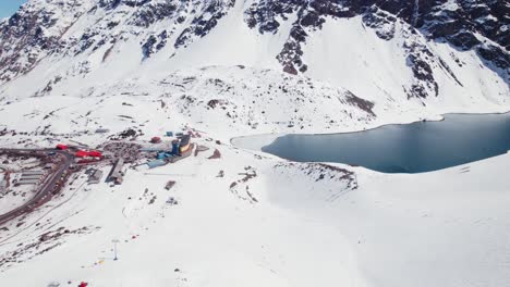 Blick-Auf-Die-Laguna-Del-Inca-Im-Winter-In-Portillo,-Chile---Drohnenaufnahme